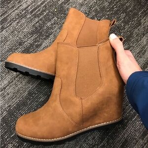 🆕Universal Thread Wedge Chelsea Boots